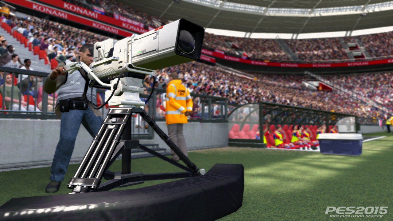 In PES 2015 potremo ammirare (?) anche l'ottima modellazione dei cameraman a bordo campo.