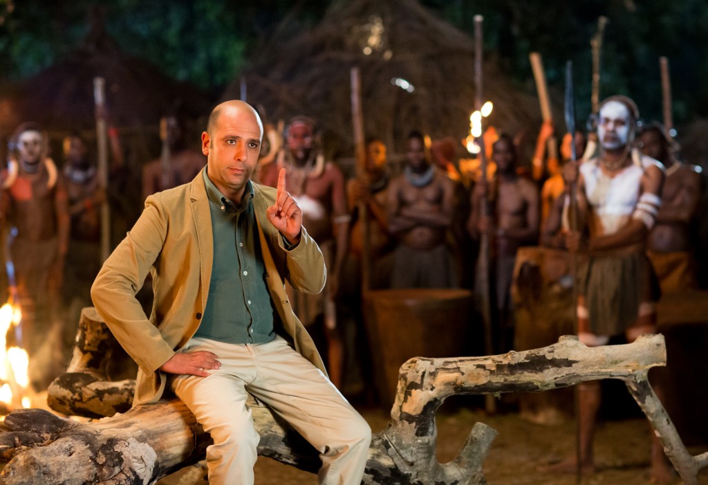 Zalone-seduto-sul-ramo-con-tribu-Zulu-in-Africa-@MaurizioRaspante