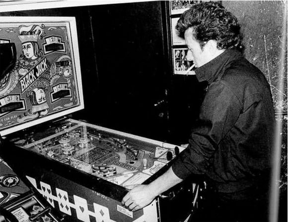 joe-strummer-the-clash-playing-pinball