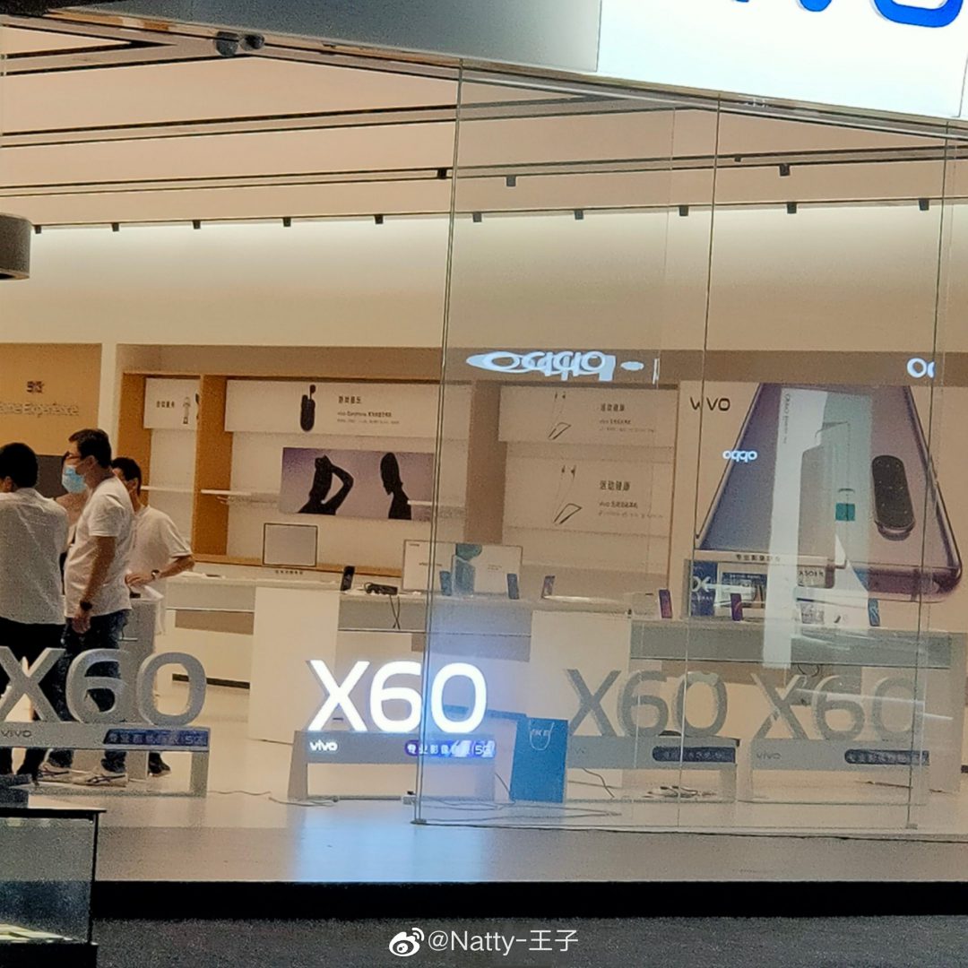 I negozi in Cina si stanno preparando per il lancio del vivo X60 e stanno installando insegne luminose per attirare la folla; nonostante questo, del design esterno del telefono non si sa ancora nulla
