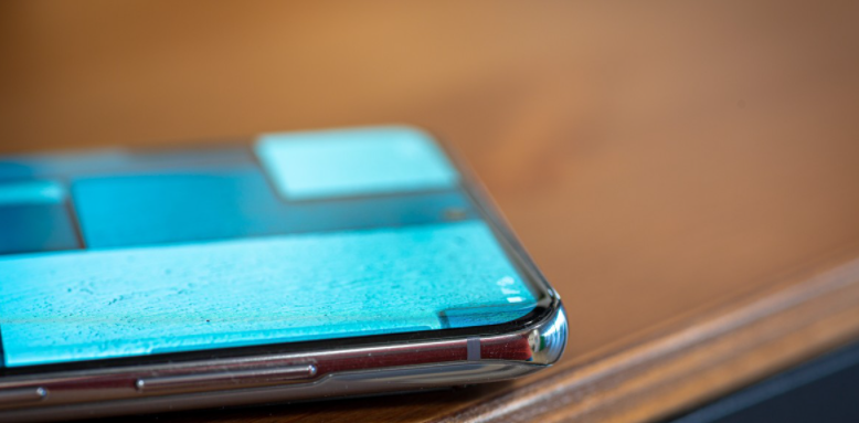 Oggi, secondo uno dei più affidabili leakers per quanto riguarda il panorama Samsung, arrivano importanti novità riguardo lo schermo del trio Galaxy S21 che, sembra, utilizzerà schermi piatti e curvi.